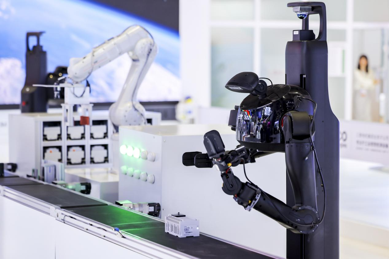 鹿明機器人與三菱電機攜手亮相進博會，以具身智能賦能工業場景智能化升級